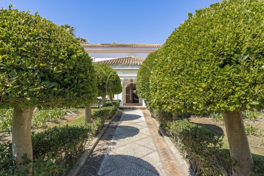 Impressive family villa with golf views in Sotogrande Costa