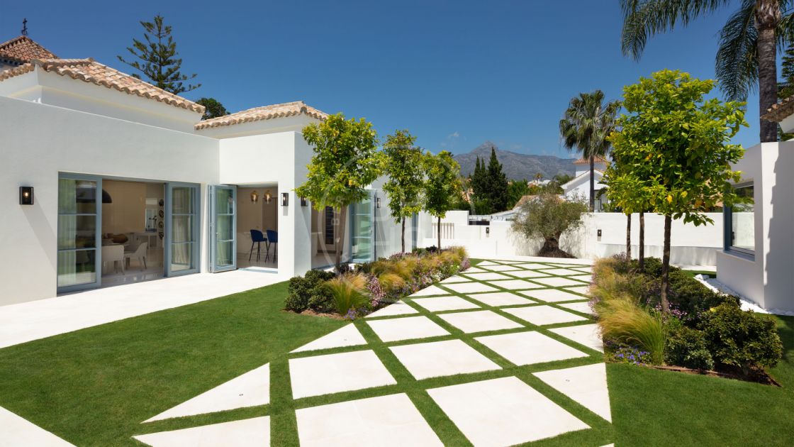 Modern front line golf villa with Andalusian touches in Nueva Andalucía