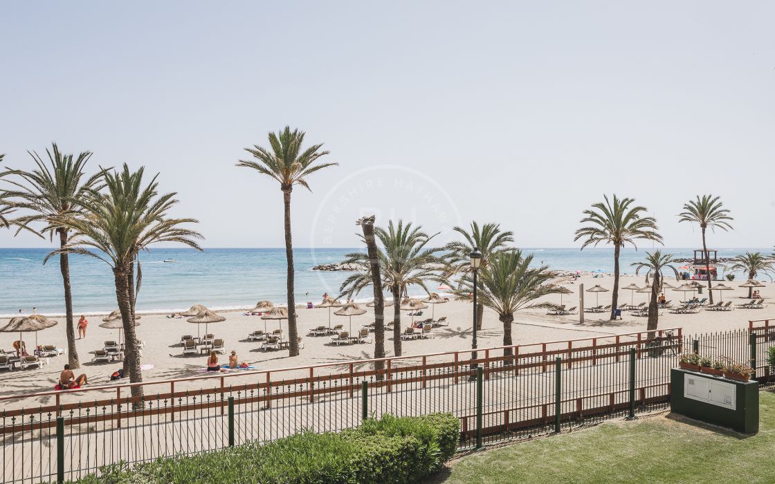 Beachfront first-floor apartment in one of the most sought-after complexes in Puerto Banús