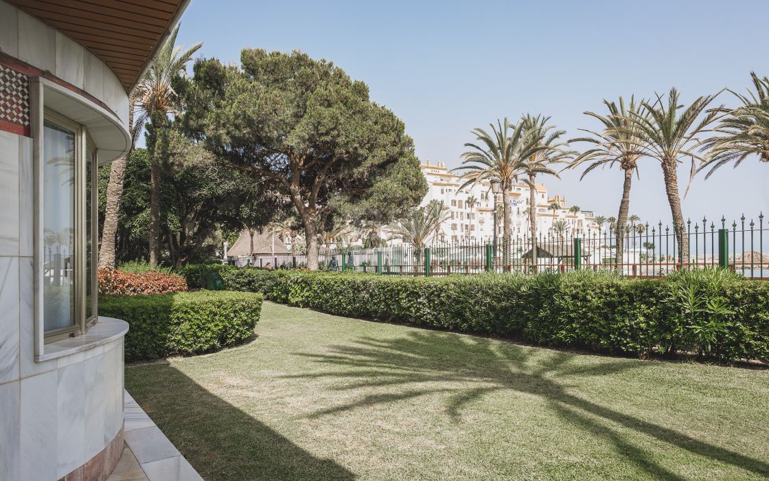 Beachfront ground-floor apartment in one of the most sought-after complexes in Puerto Banús