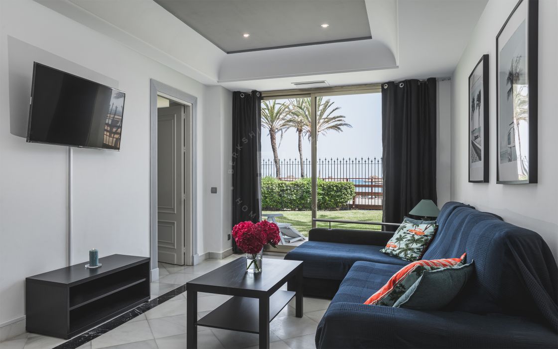 Beachfront ground-floor apartment in one of the most sought-after complexes in Puerto Banús