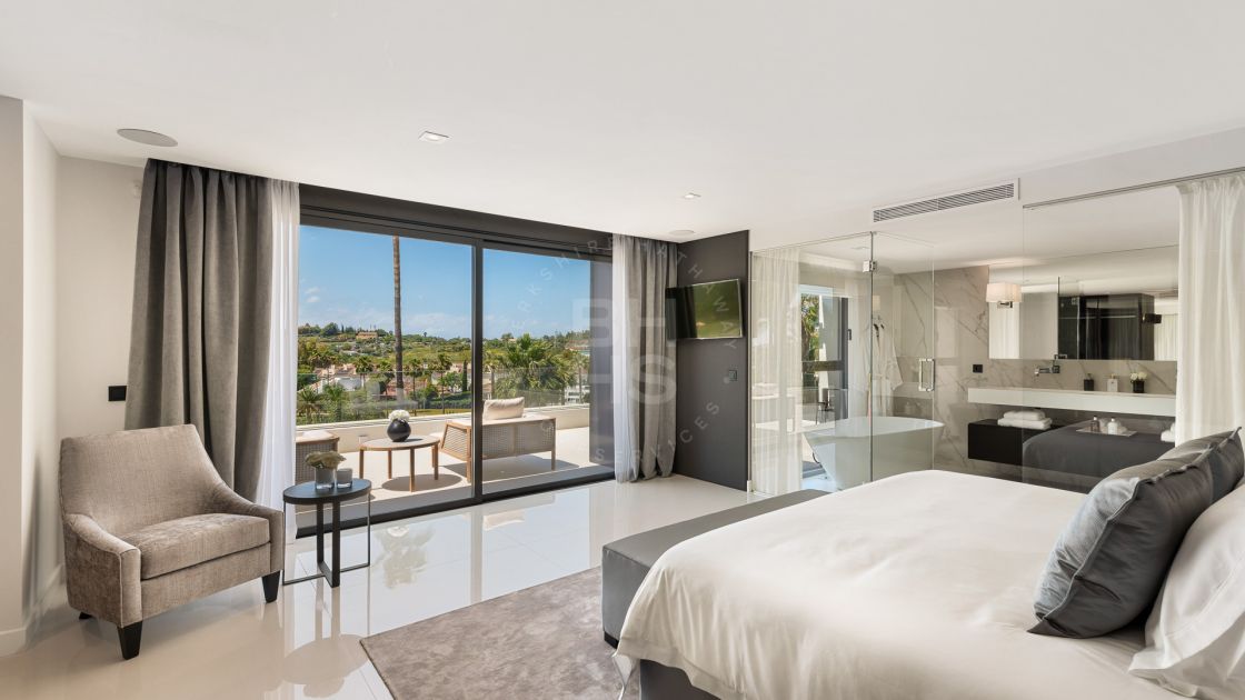 Exceptional villa front line to Los Naranjos Golf