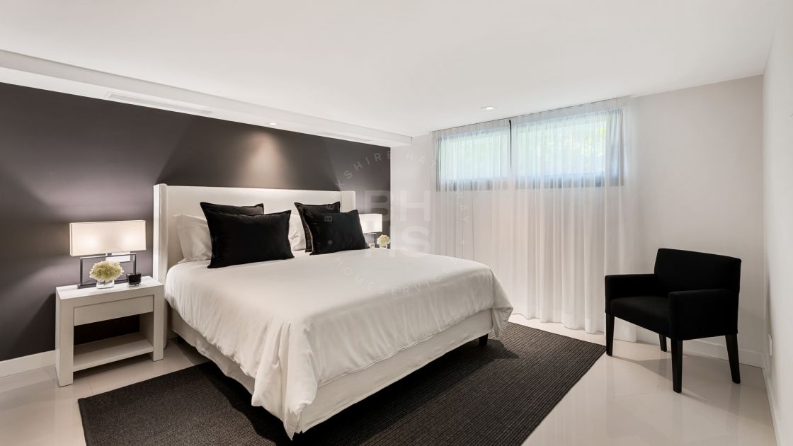 Exceptional villa front line to Los Naranjos Golf