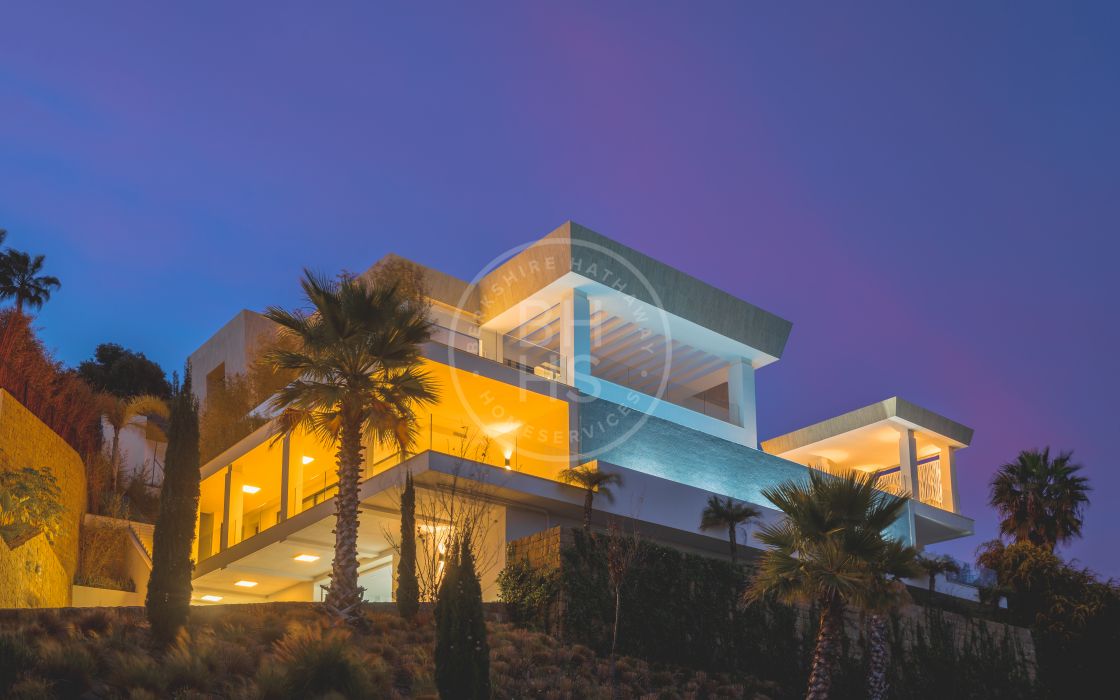 Exceptional residence with panoramic views over the Mediterranean coastline and the golf course in a prime location in El Paraíso Alto - Benahavis