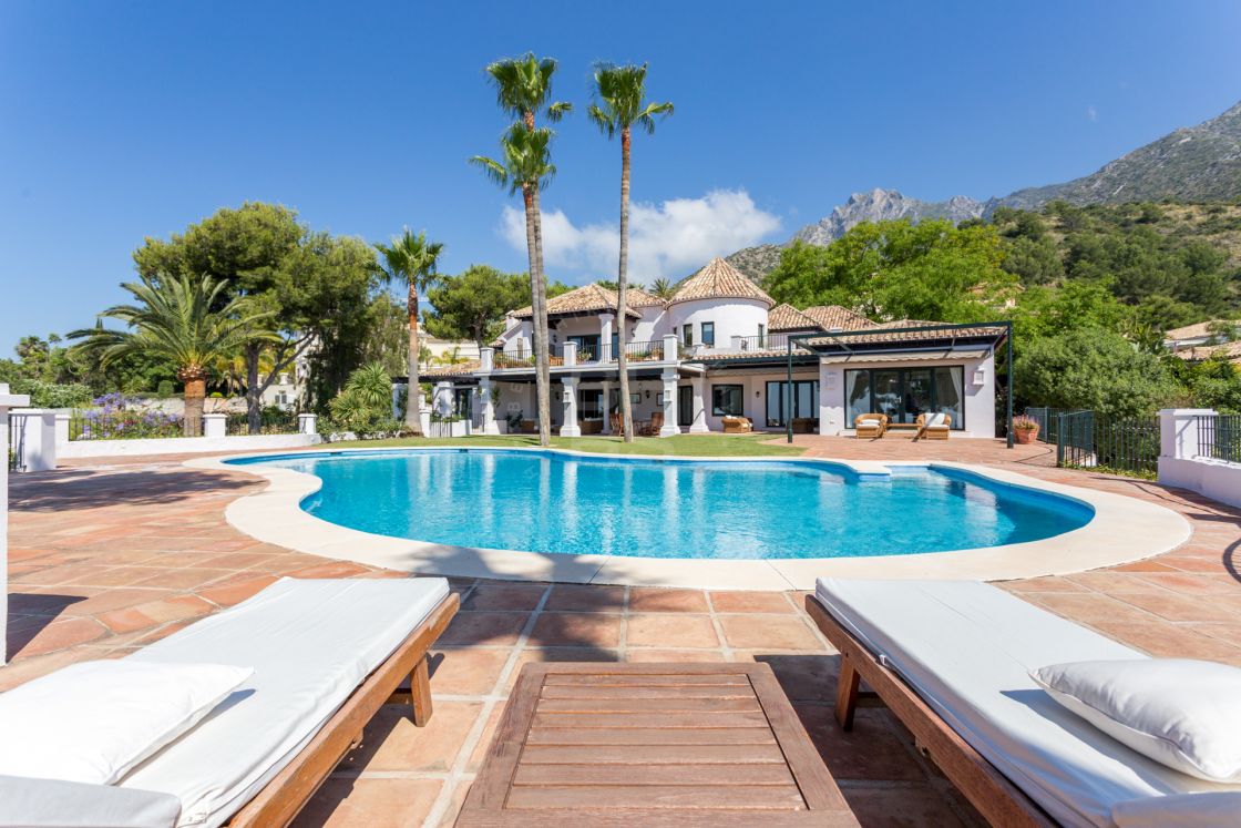 Exquisite villa with sea views and an extensive private plot in Lomas de Magna Marbella