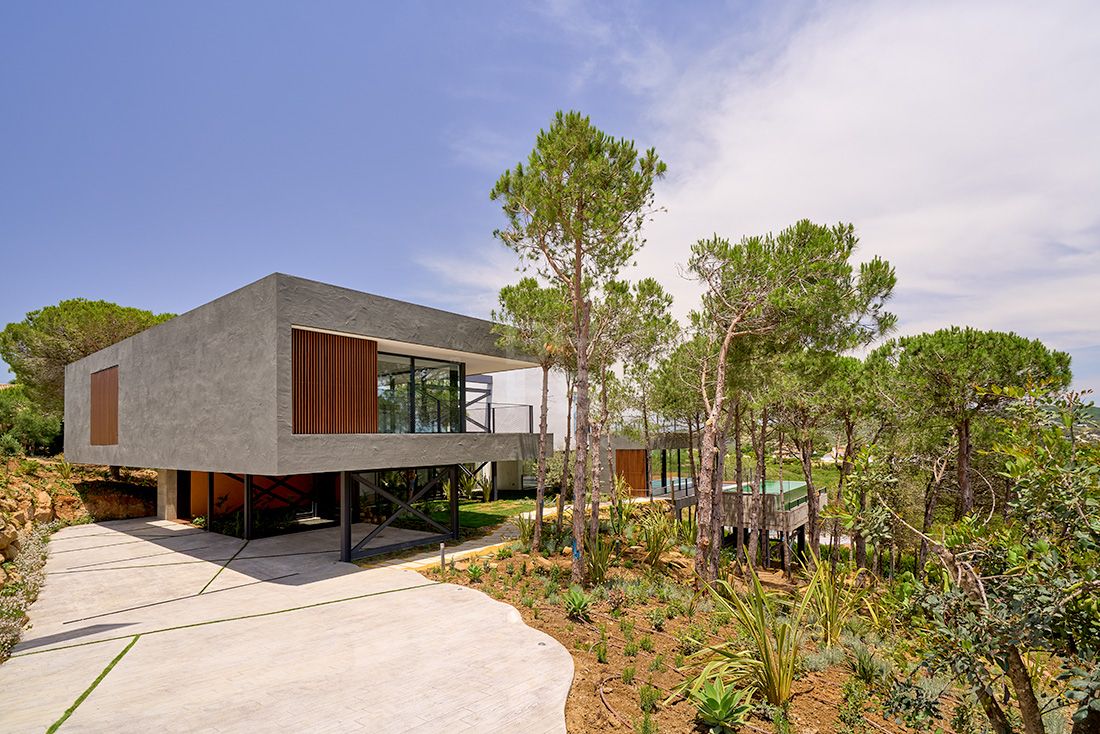 Spectacular villa surrounded by a pine forest and offering sea and golf views in Sotogrande