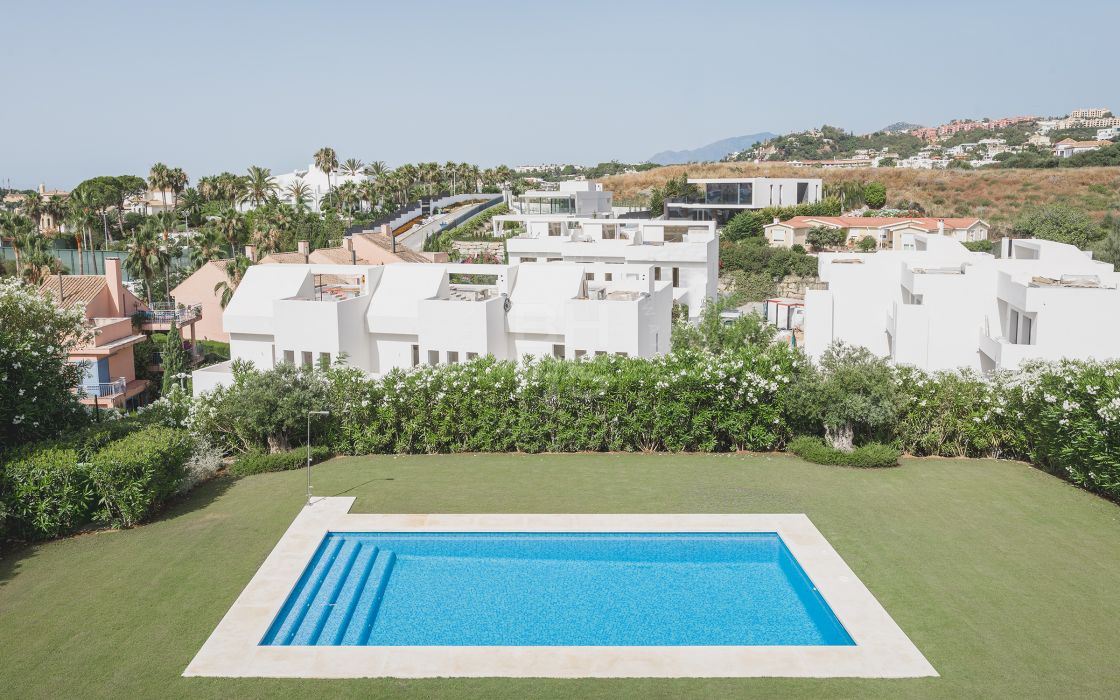 Very private modern villa in a safe gated community in the Golf Valley