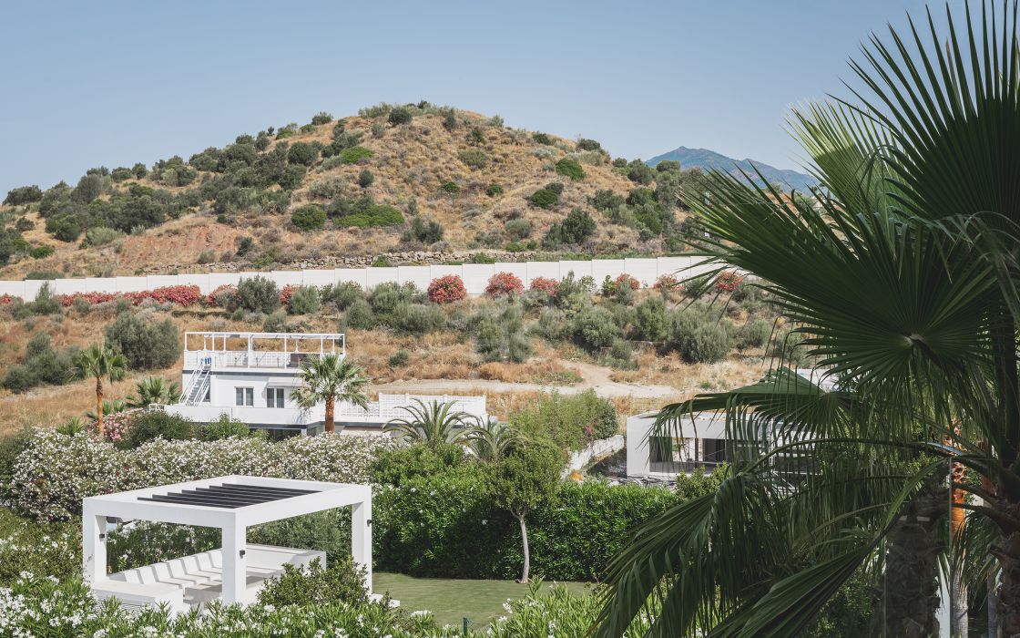 Very private modern villa in a safe gated community in the Golf Valley