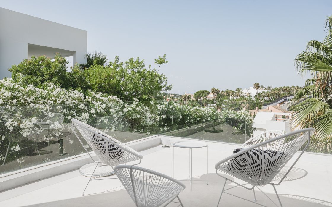 Very private modern villa in a safe gated community in the Golf Valley