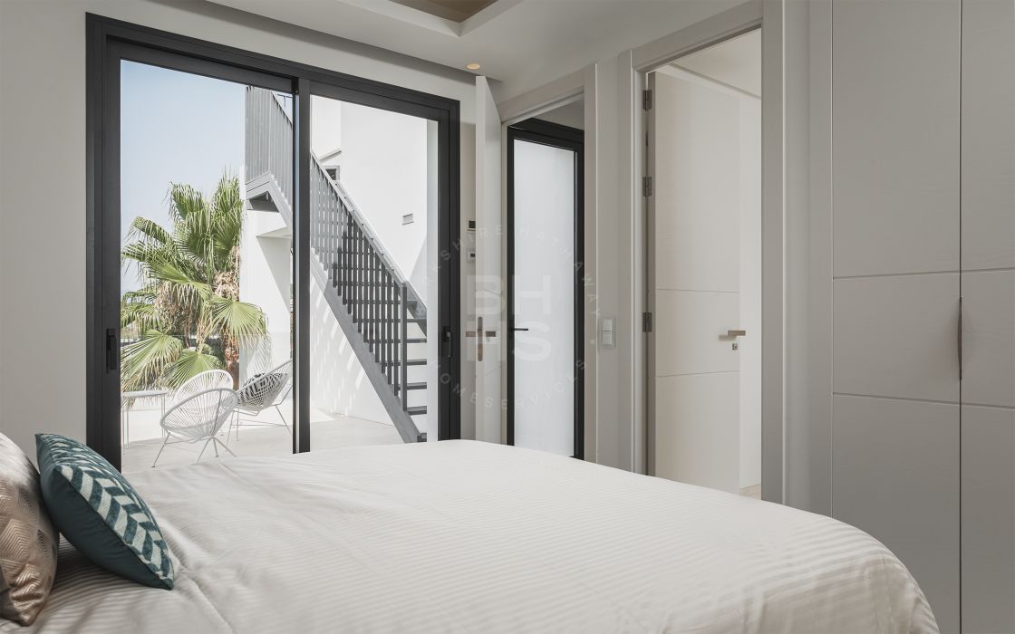Very private modern villa in a safe gated community in the Golf Valley