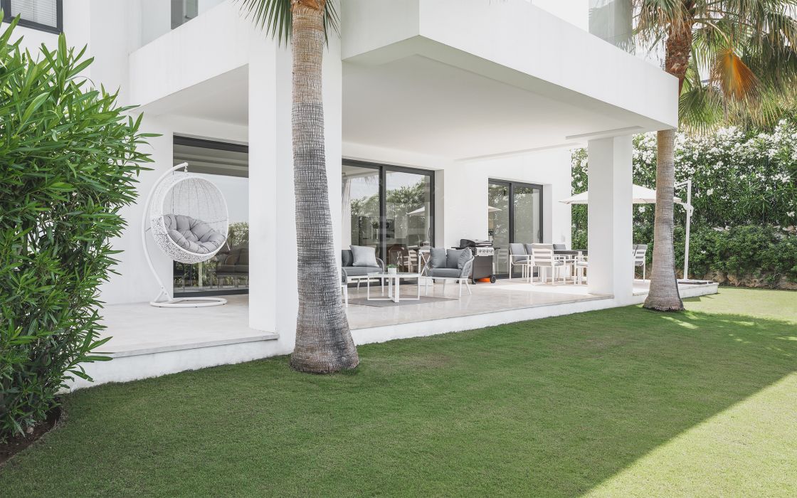 Very private modern villa in a safe gated community in the Golf Valley