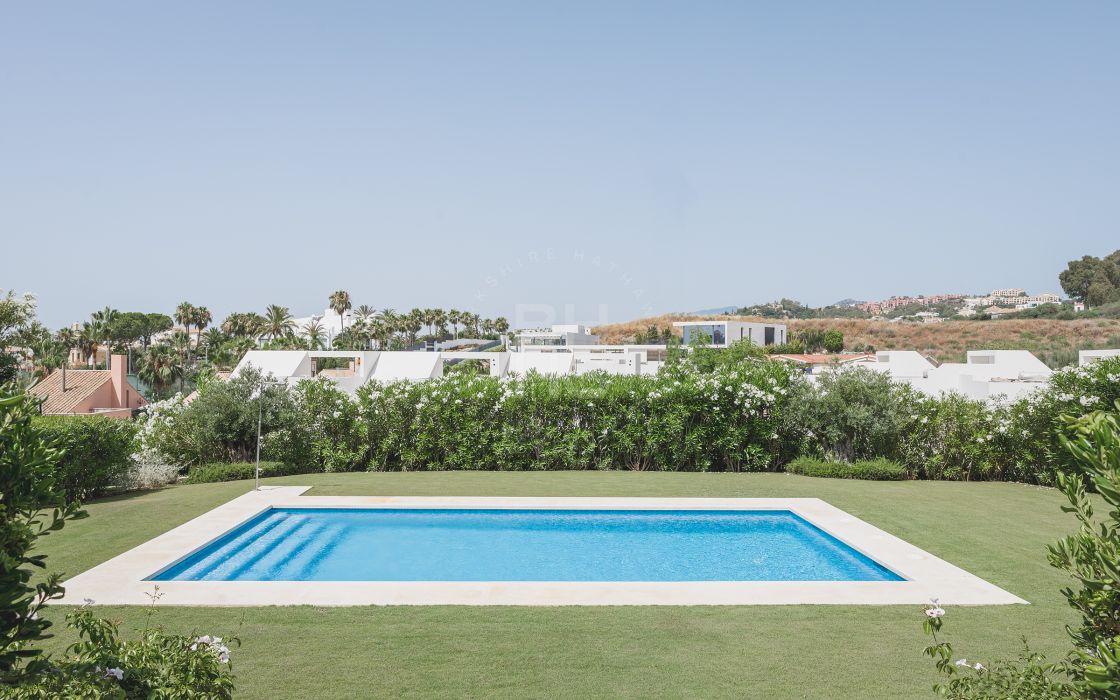 Very private modern villa in a safe gated community in the Golf Valley