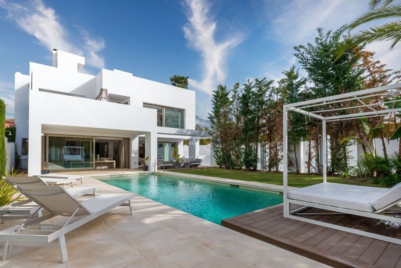 Sophisticated off-plan villa in a prestigious residential area o Marbella’s Golden Mile