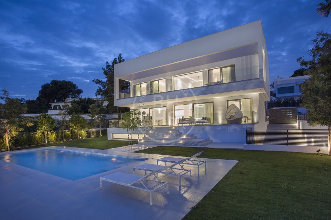 Southwest-facing fully renovated villa located in a frontline golf position in El Paraiso, Estepona.