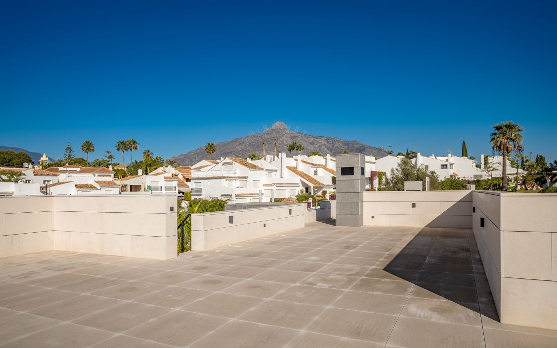 Brand-new villa with mountain views in a prestigious location in the Golf Valley of Nueva Andalucía