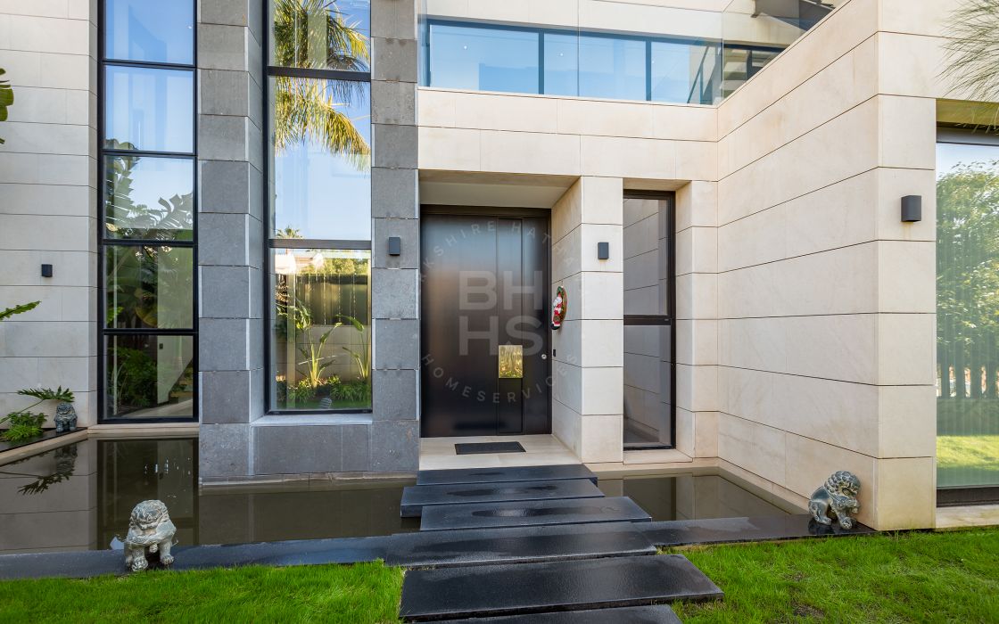 Brand-new villa with mountain views in a prestigious location in the Golf Valley of Nueva Andalucía