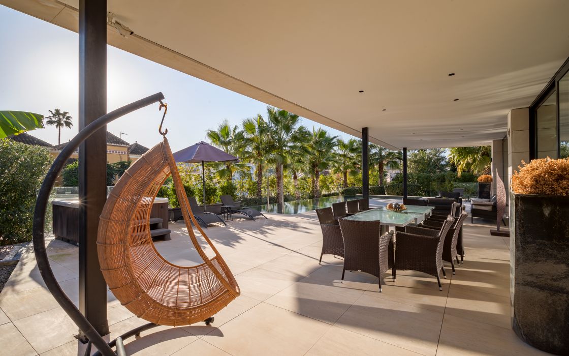 Brand-new villa with mountain views in a prestigious location in the Golf Valley of Nueva Andalucía