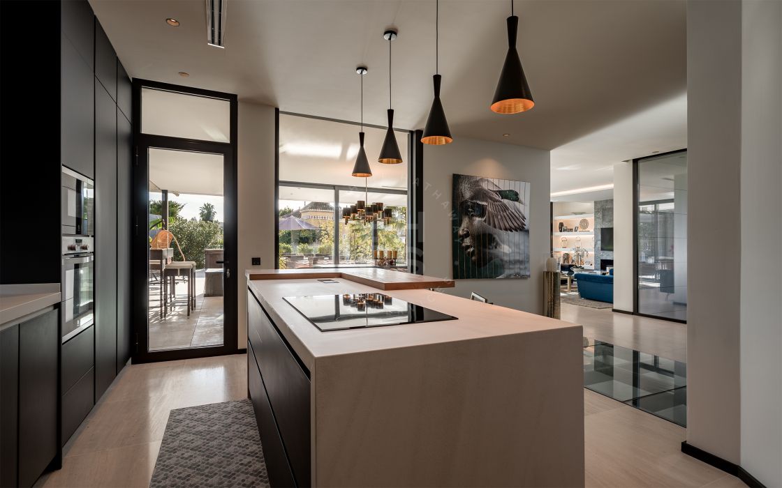 Brand-new villa with mountain views in a prestigious location in the Golf Valley of Nueva Andalucía