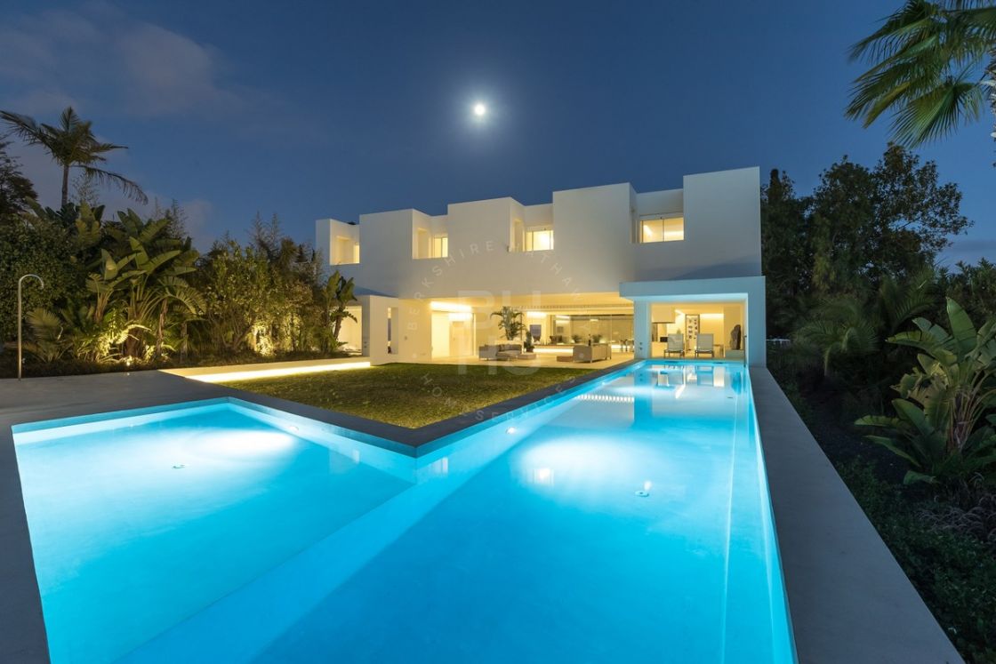 Impressive classical-style beachside villa with open views in Guadalmina Baja
