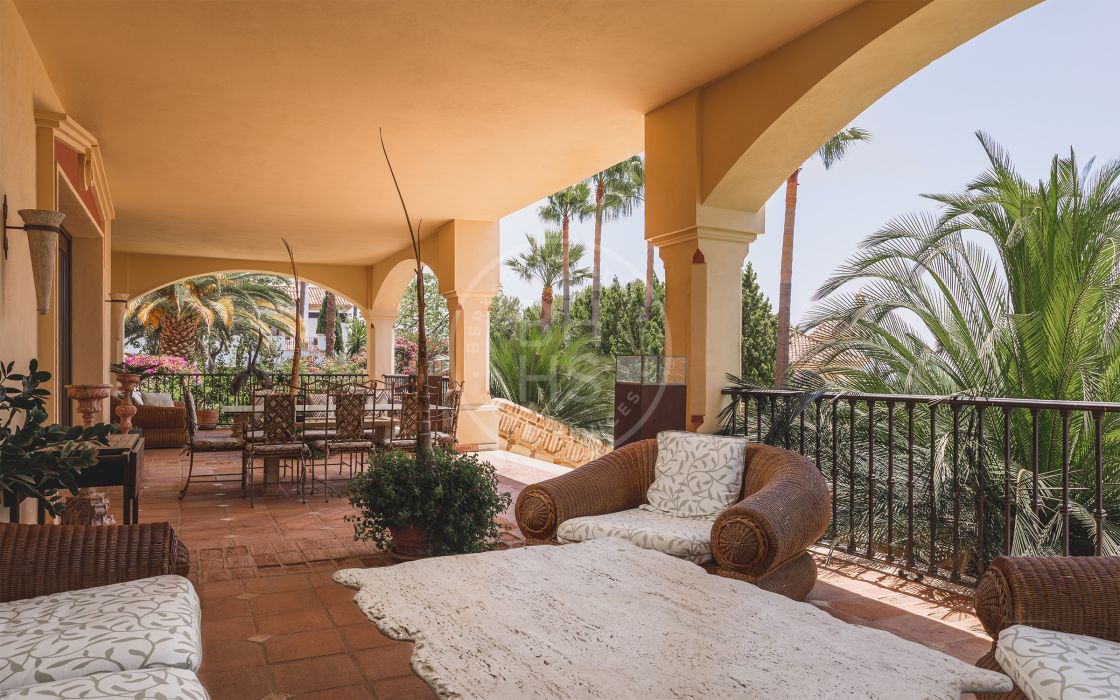 Elegant luxury villa in one of the most prestigious residential areas on Marbella’s Golden Mile