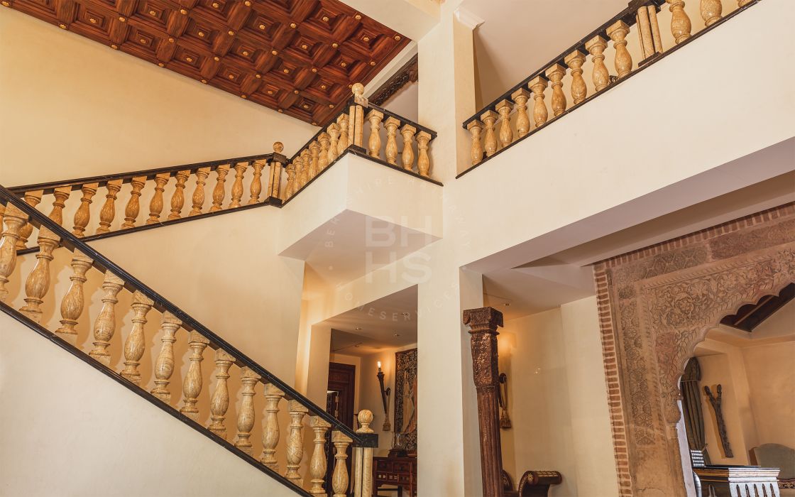 Elegant luxury villa in one of the most prestigious residential areas on Marbella’s Golden Mile