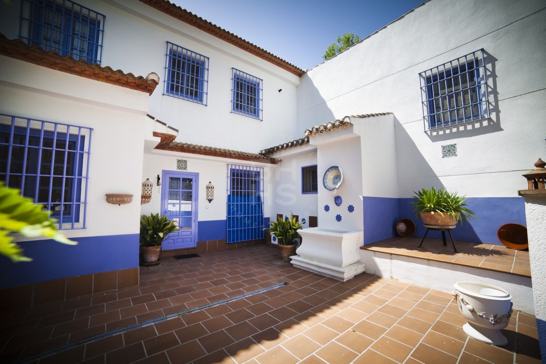 Unique investment opportunity! Charming Andalusian-style cortijo with all the comforts needed for modern live situated north east of Málaga and close to Granada