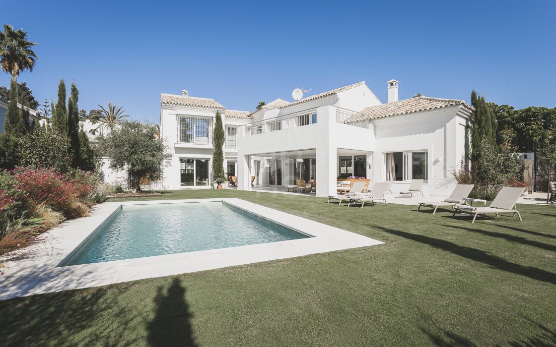 An exquisite 6 bedroom mediterranean style villa within a short distance from the beach in Atalaya/ Estepona.