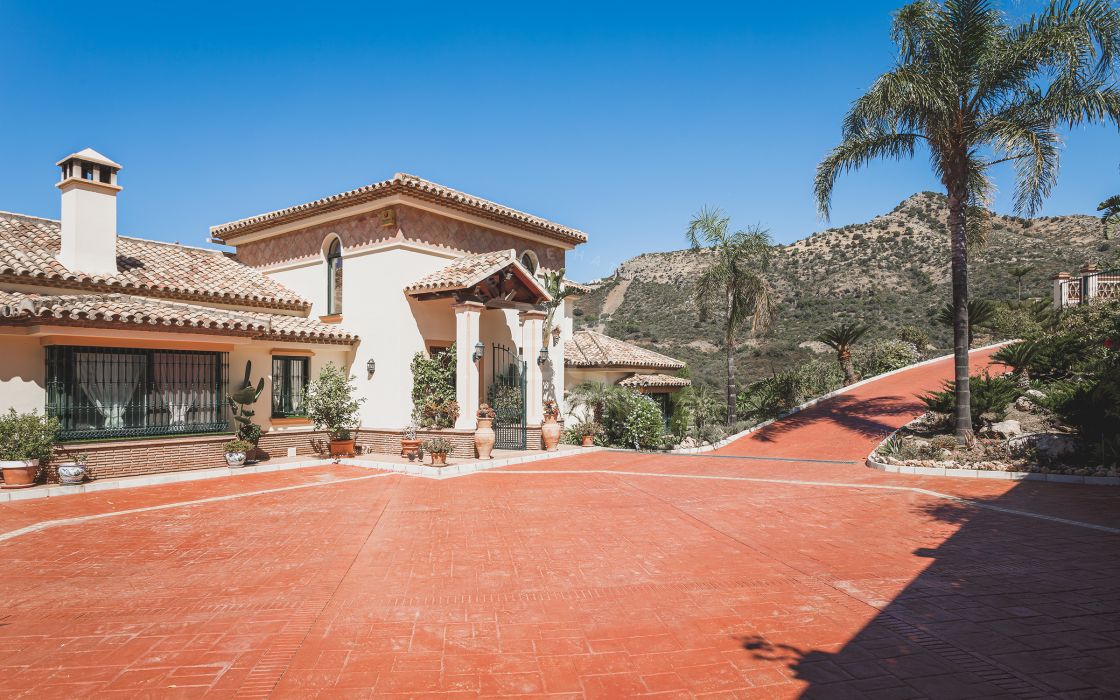 Impressive elegant Andalusian-style front line golf villa with panoramic golf and mountain views in Marbella Club Golf Resort