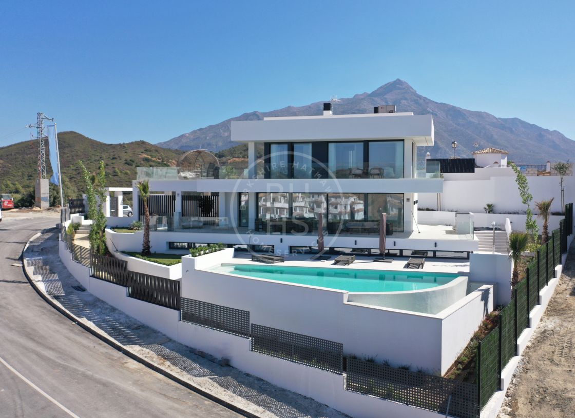 Brand-new modern villa in a convenient location walking distance to everything in Nueva Andalucía