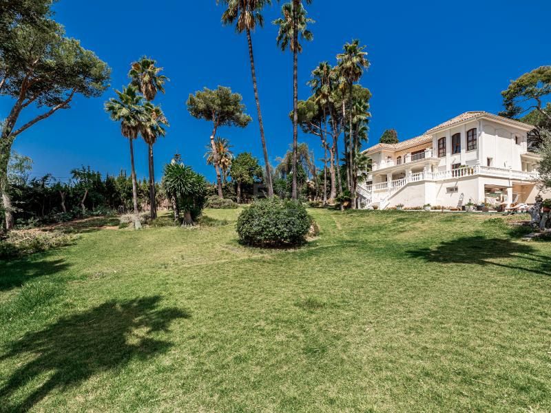 Family villa for renovation set on a large plot with panoramic sea views on Marbella’s Golden Mile