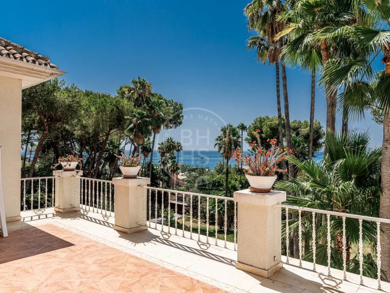 Family villa for renovation set on a large plot with panoramic sea views on Marbella’s Golden Mile