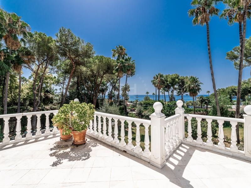 Family villa for renovation set on a large plot with panoramic sea views on Marbella’s Golden Mile