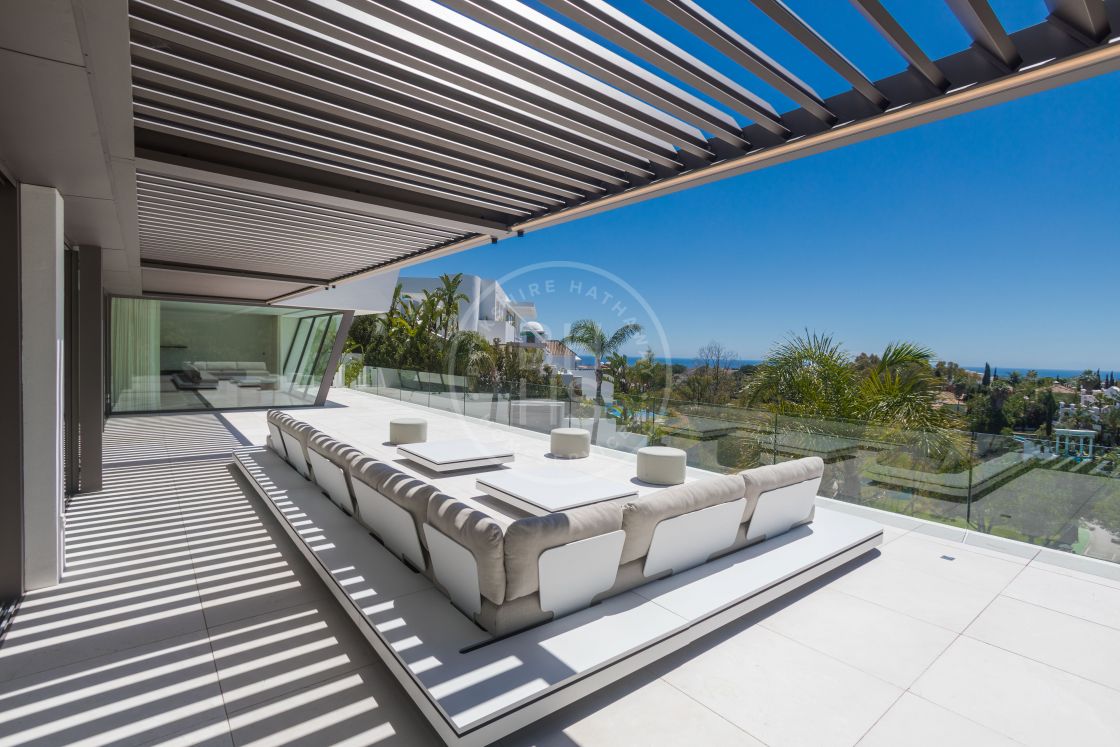 Recently completed villa with panoramic sea, mountain and golf views in La Quinta, Benahavís