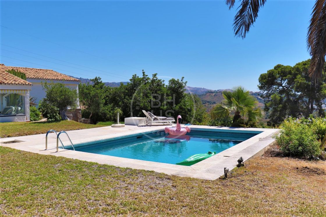 Investment opportunity! Villa with project to build a 3-storey villa with panoramic views in El Rosario, East Marbella