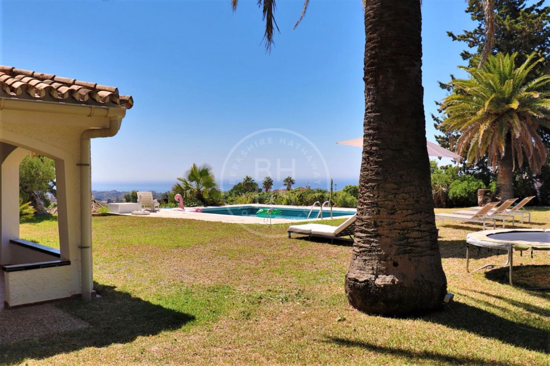 Investment opportunity! Villa with project to build a 3-storey villa with panoramic views in El Rosario, East Marbella