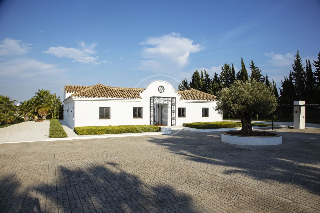 Freshly renovated cortijo-style villa with mountain views in Cancelada, on the New Golden Mile