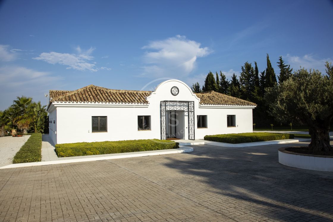 Freshly renovated cortijo-style villa with mountain views in Cancelada, on the New Golden Mile