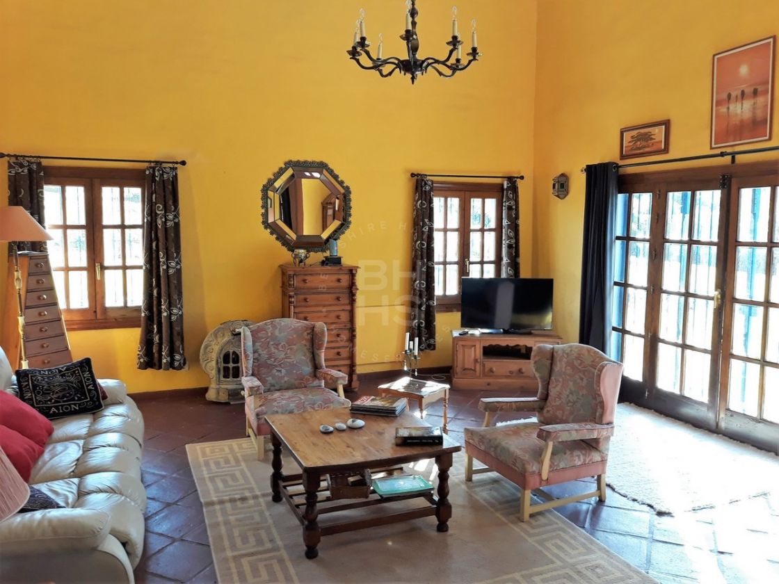 Investment opportunity – 6-bedroom cortijo-style villa on the New Golden Mile