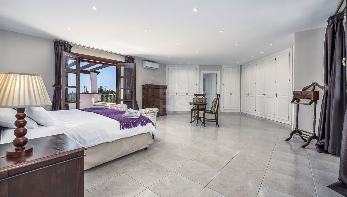High-quality mansion on a large plot with golf and sea views in Los Flamingos