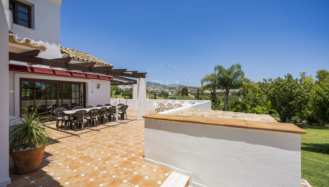 High-quality mansion on a large plot with golf and sea views in Los Flamingos