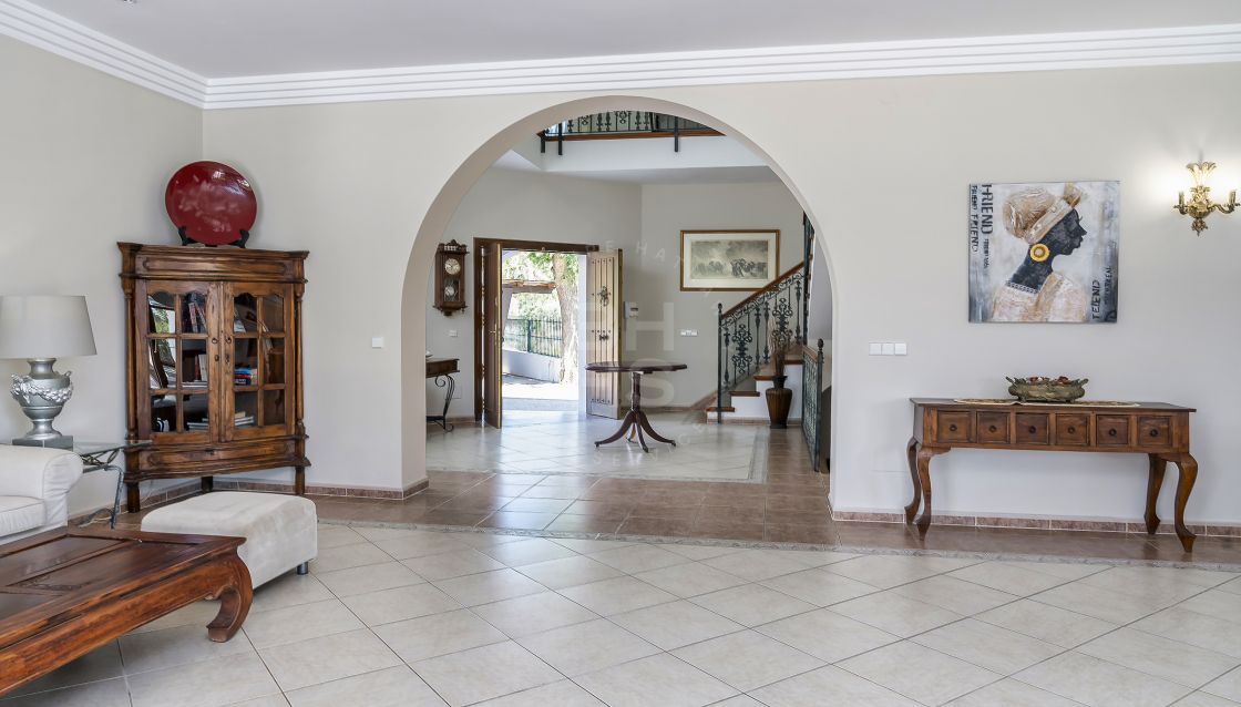 High-quality mansion on a large plot with golf and sea views in Los Flamingos