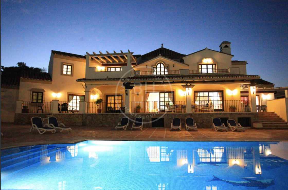 High-quality mansion on a large plot with golf and sea views in Los Flamingos