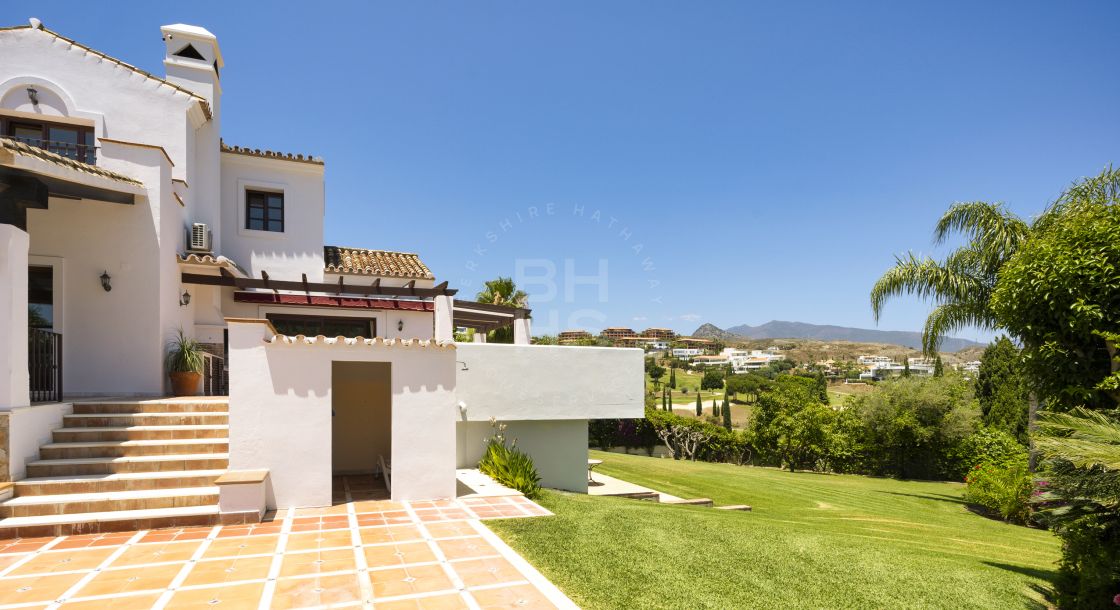 High-quality mansion on a large plot with golf and sea views in Los Flamingos