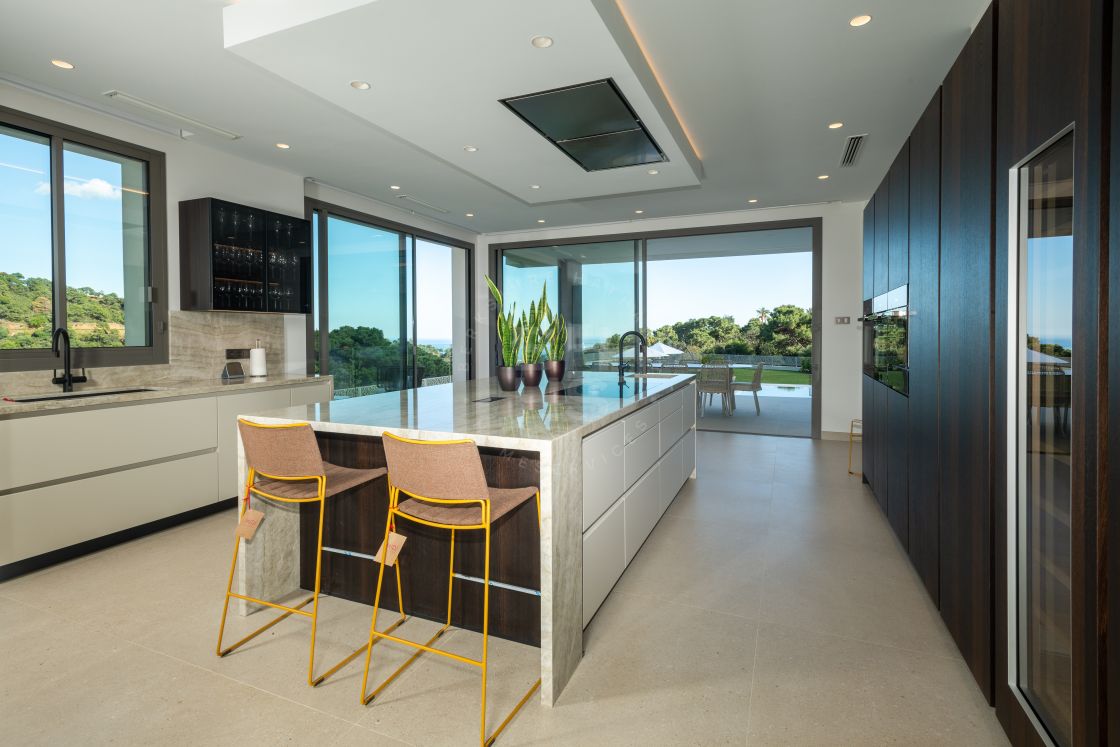 Brand-new very private villa set on an huge plot in the most exclusive gated estate in Europe