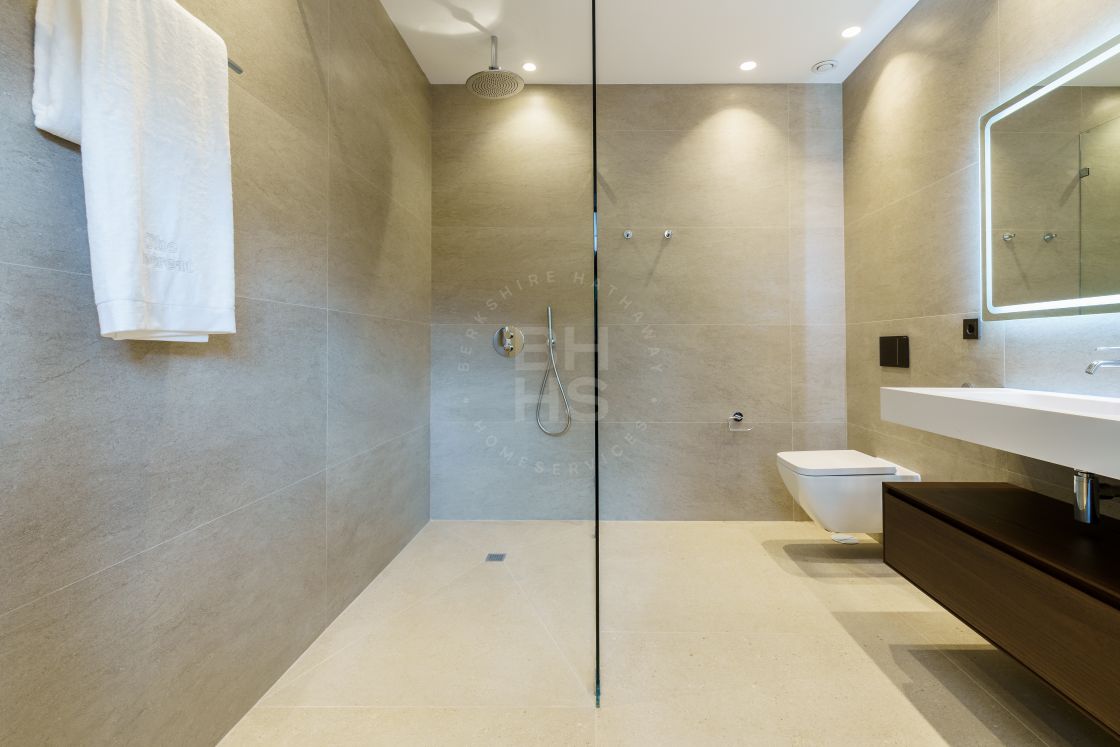 Brand-new very private villa set on an huge plot in the most exclusive gated estate in Europe