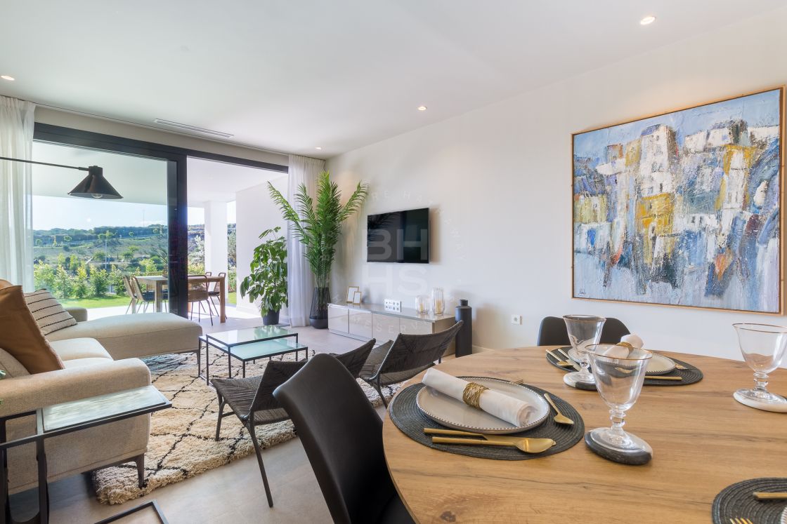 Modern first-floor apartment in an off-plan development with sea and golf views close to the Estepona marina