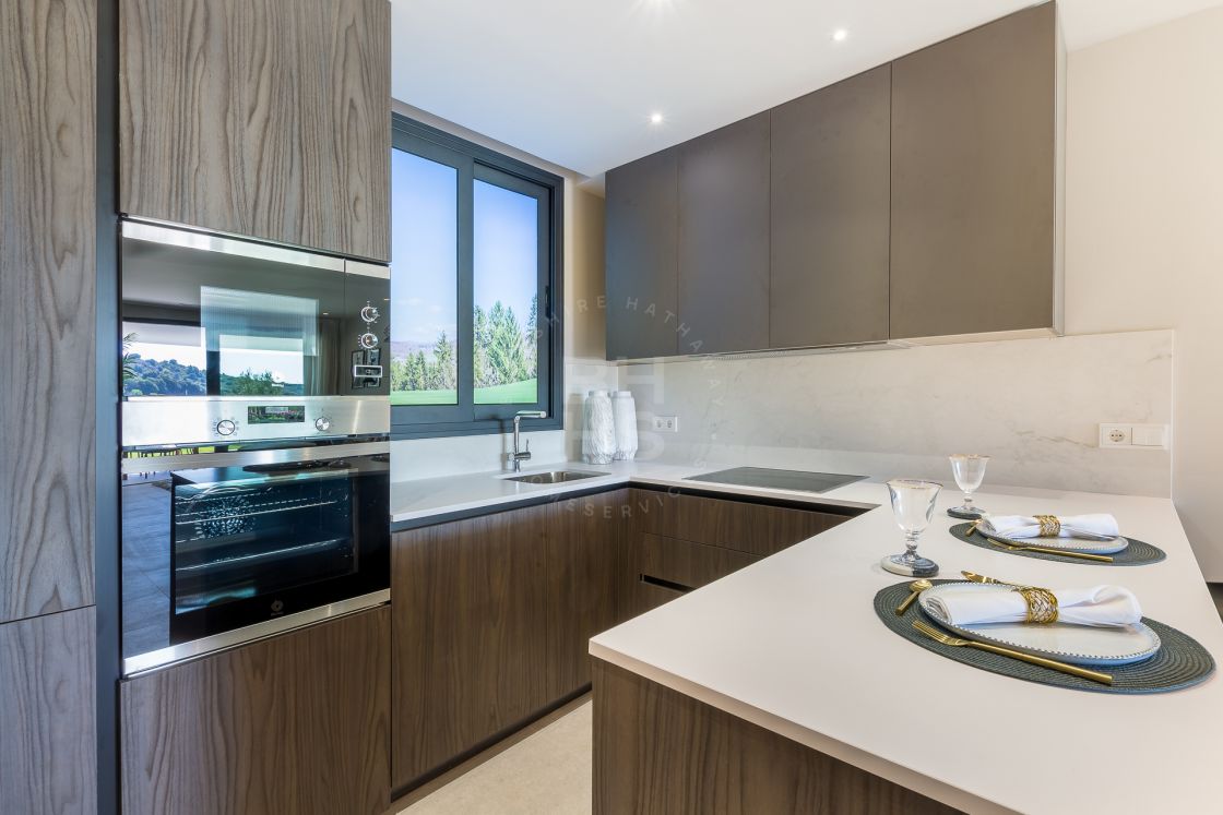 Modern first-floor apartment in an off-plan development with sea and golf views close to the Estepona marina