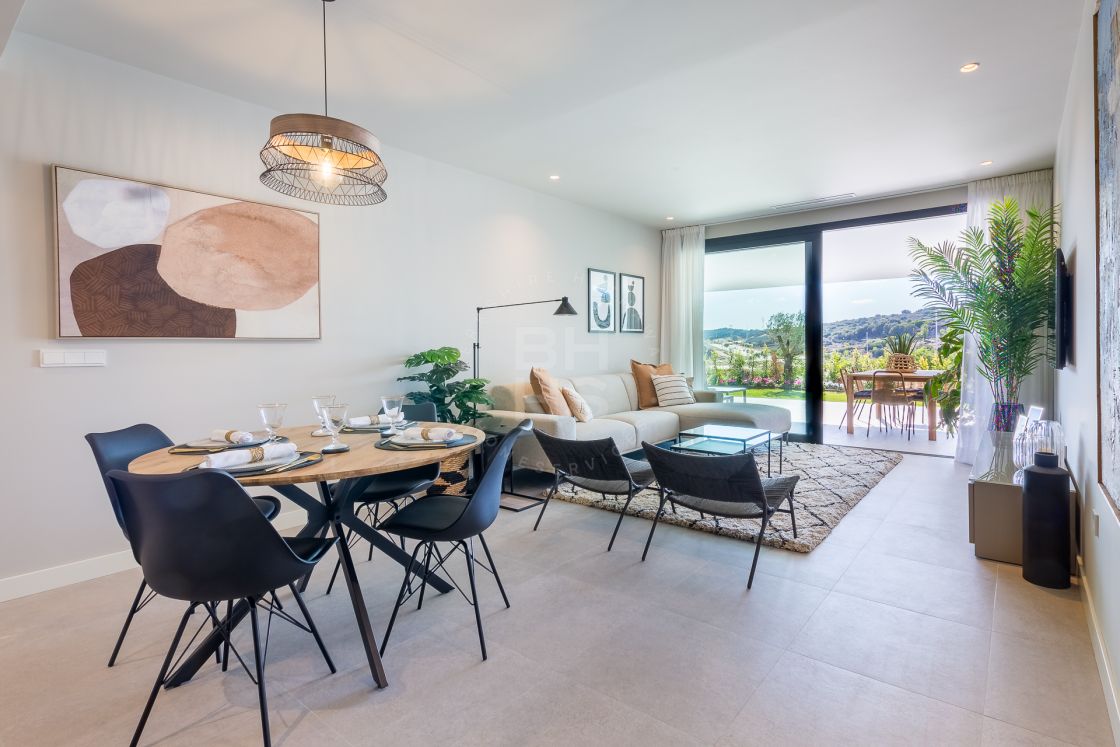 Modern first-floor apartment in an off-plan development with sea and golf views close to the Estepona marina