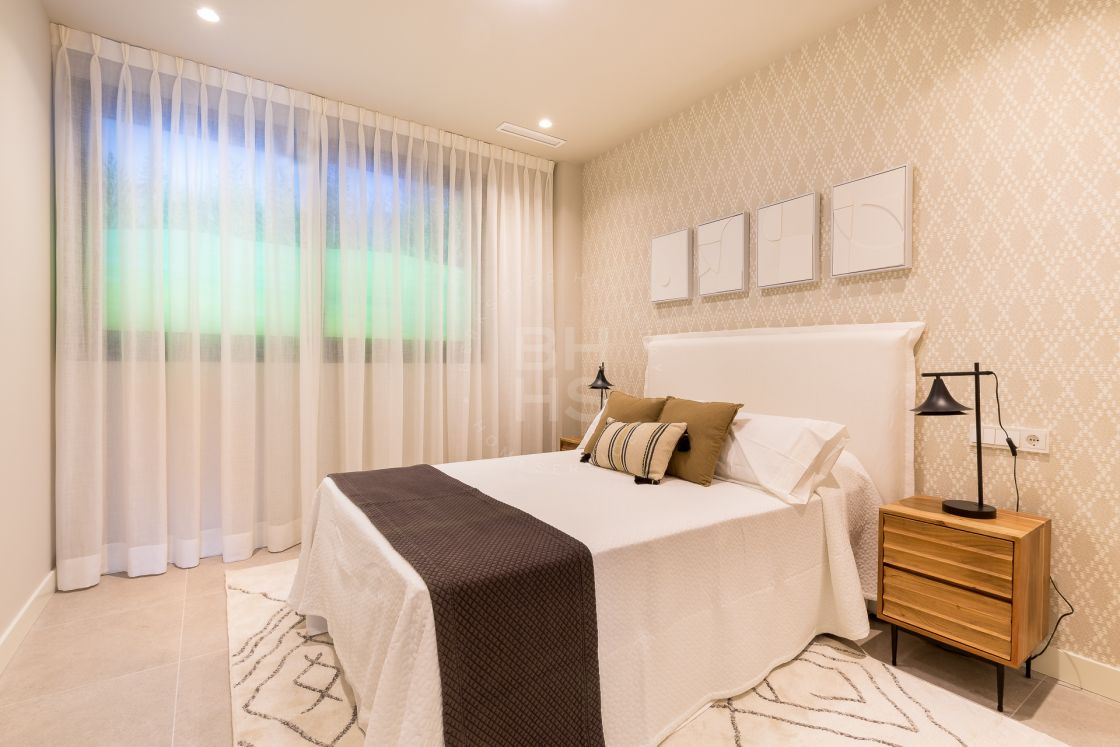 Modern first-floor apartment in an off-plan development with sea and golf views close to the Estepona marina