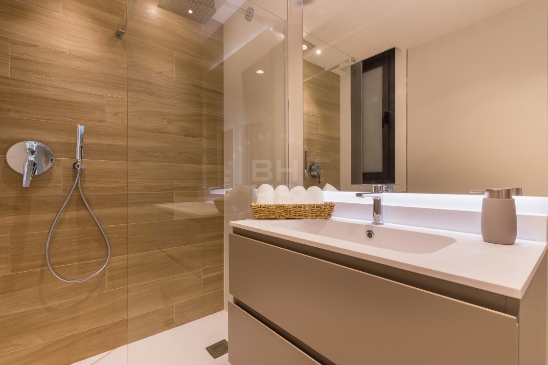Modern first-floor apartment in an off-plan development with sea and golf views close to the Estepona marina